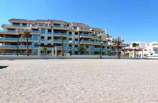 Marina Del Castillo, Duquesa Beachfront Apartment Manilva Exterior photo